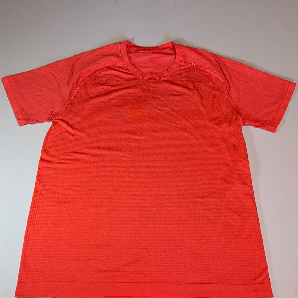 Lululemon men’s orange metal vent T-shirt Medium